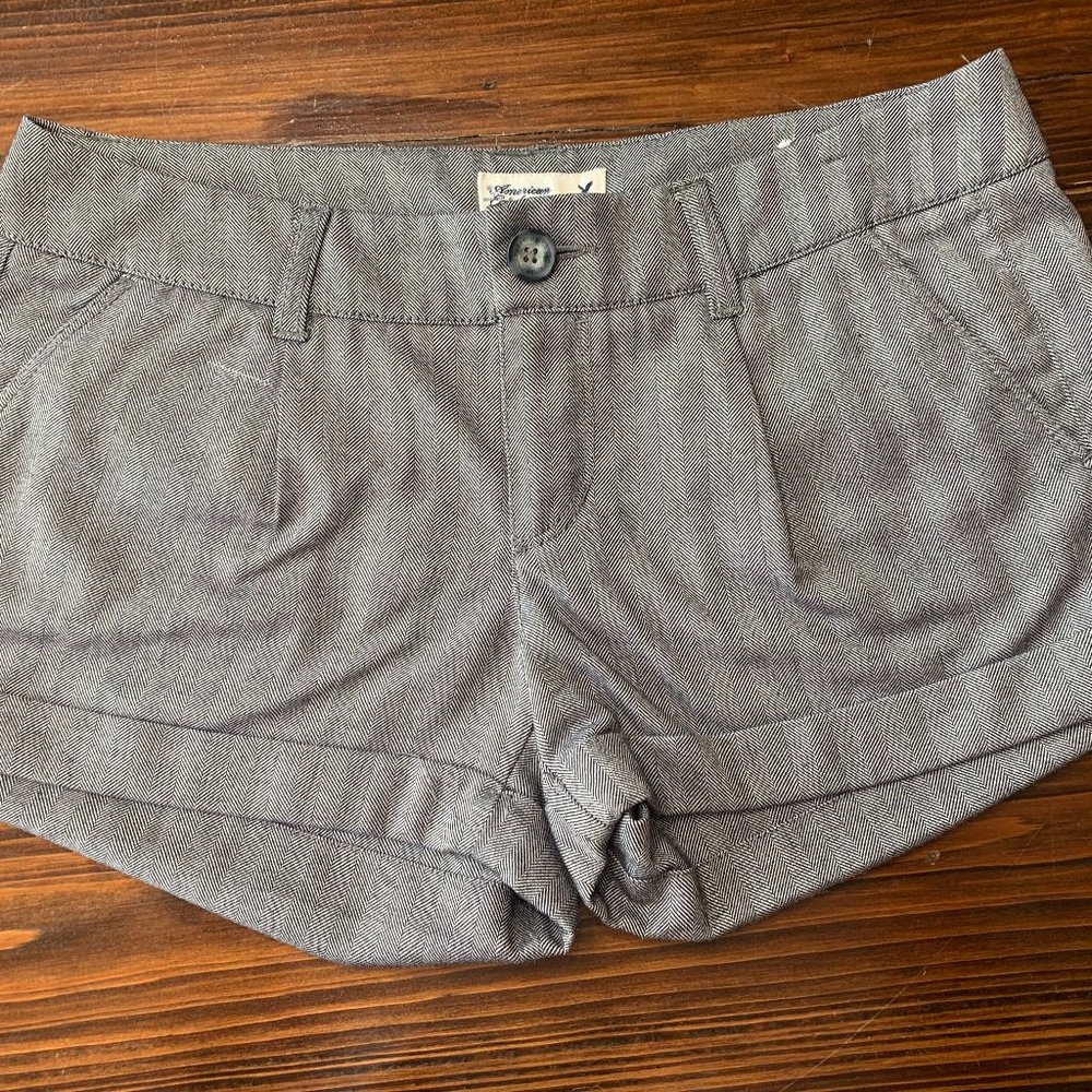 American Eagle Women's Houndstooth Gray Roll Cuff Shorts Size 4